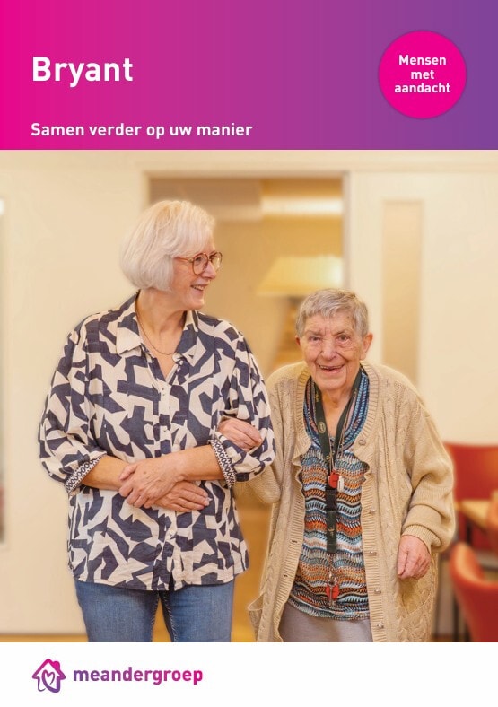 Bryant: Samen verder op uw manier. Twee lachende vrouwen lopen arm in arm.